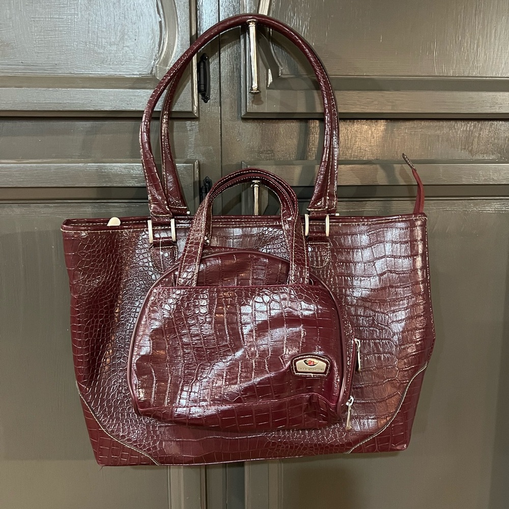 NWOT Gloria Vanderbilt Deep Burgundy Croc-Embossed Tote and Make-Up Bag Set